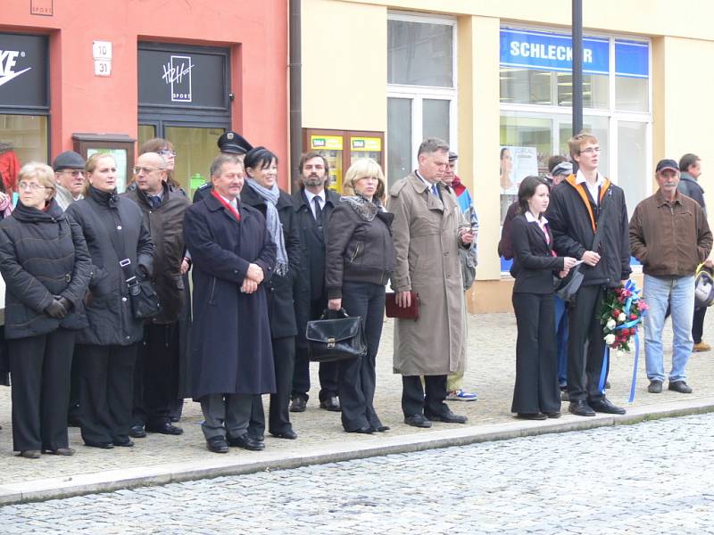 Slavnostní nástup hranické vojenské posádky zahájil v pátek 24. října dopoledne oslavy letošního 90. výročí vzniku republiky v Hranicích.