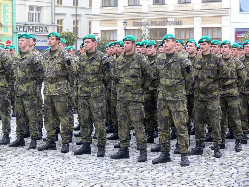 Slavnostní nástup hranické vojenské posádky zahájil v pátek 24. října dopoledne oslavy letošního 90. výročí vzniku republiky v Hranicích.