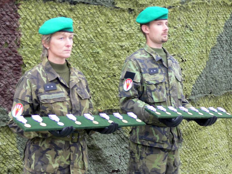 Slavnostní nástup hranické vojenské posádky zahájil v pátek 24. října dopoledne oslavy letošního 90. výročí vzniku republiky v Hranicích.