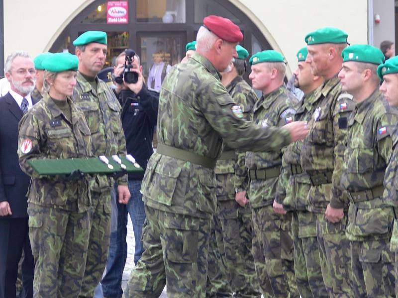 Slavnostní nástup hranické vojenské posádky zahájil v pátek 24. října dopoledne oslavy letošního 90. výročí vzniku republiky v Hranicích.