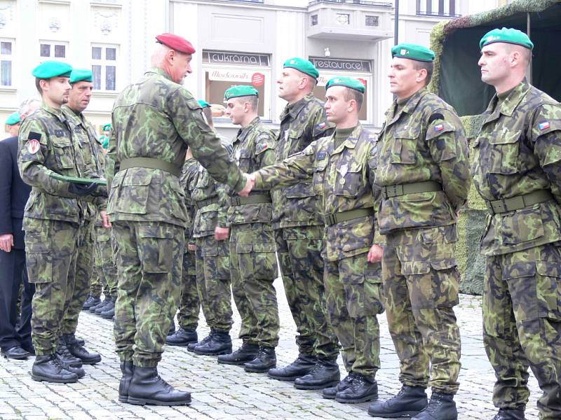 Slavnostní nástup hranické vojenské posádky zahájil v pátek 24. října dopoledne oslavy letošního 90. výročí vzniku republiky v Hranicích.