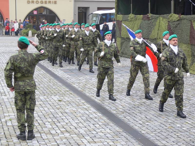 Slavnostní nástup hranické vojenské posádky zahájil v pátek 24. října dopoledne oslavy letošního 90. výročí vzniku republiky v Hranicích.
