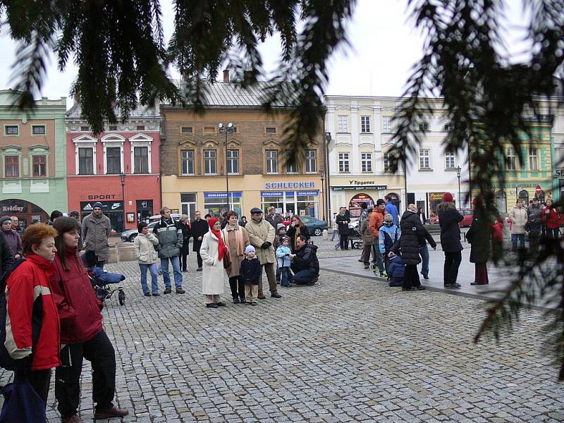 Pod vánočním stromem na Masarykově náměstí hrálo odpoledne žesťové kvarteto.