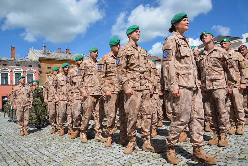 Slavnostní nástup vojáků v Hranicích po návratu ze zahraniční operace v Mali.