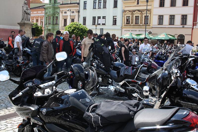 Na hranické náměstí se v sobotu 27. května sjely přes dvě stovky motorek, mezi kterými kralovala legendární značka Harley Davidson.