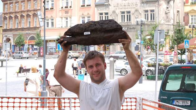 Archeolog Zdeněk Schenk s částí unikátního trámu.