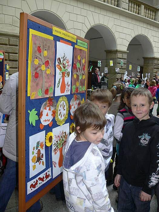 Žáci Základní a Mateřské školy Struhlovsko prezentovaly své práce v zámecké dvoraně.