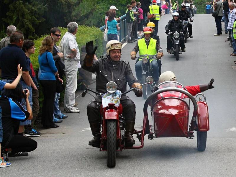 Veteráni v Teplicích nad Bečvou. 17. ročník Helfštýnského okruhu