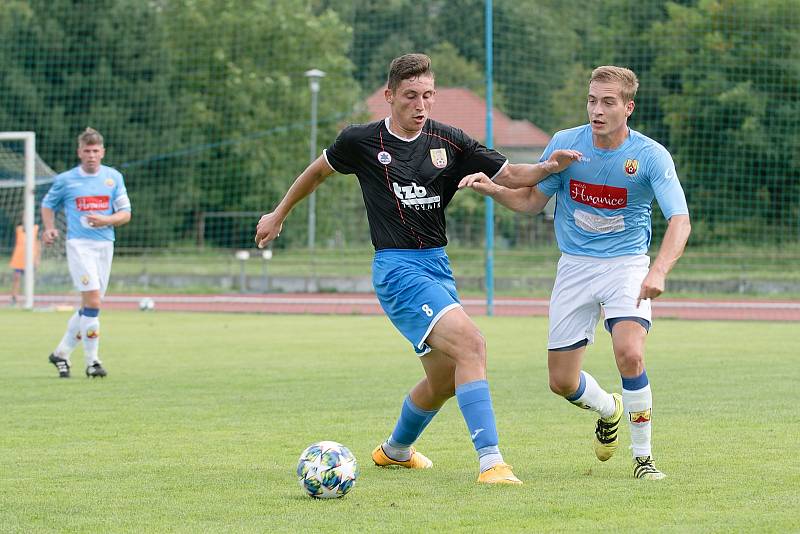 Fotbalisté SK Hranice (v modrém) proti 1. FCV Přerov.