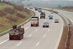 Konvoj americké armády projíždí po D1 kolem Hranic