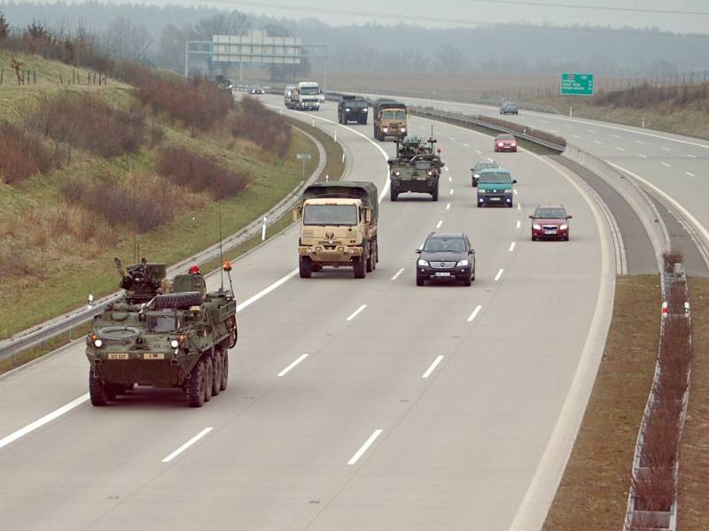 Konvoj americké armády projíždí po D1 kolem Hranic