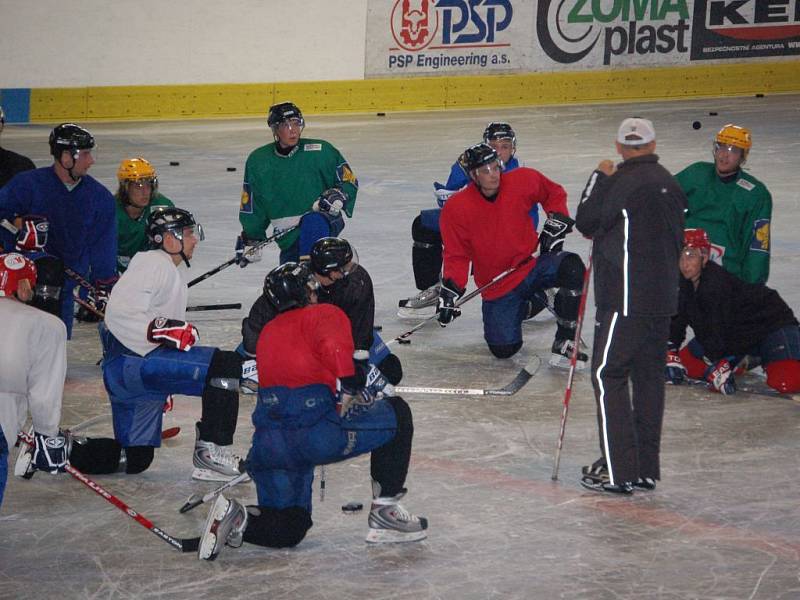 Hokejisté HC ZUBR Přerov měli v pondělí 4. srpna první oficiální trénink na ledové ploše