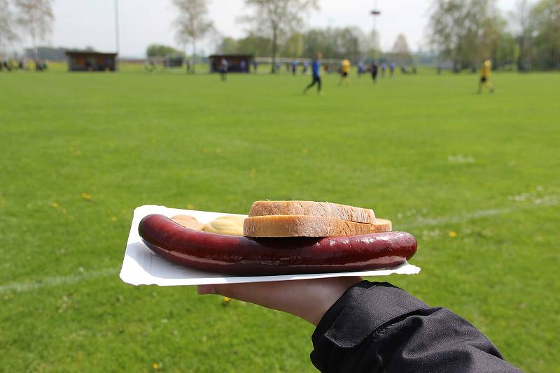 Strhující derby olomouckého krajského přeboru mezi fotbalisty Ústí (ve žlutém) a FC Želatovice. Ústecká klobása.