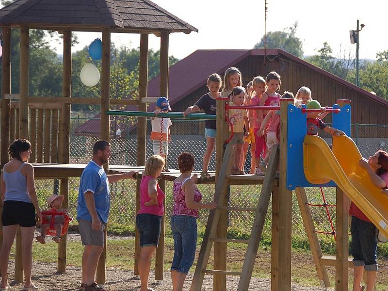 V Dřevohosticích otevřeli nové hřiště pro děti.
