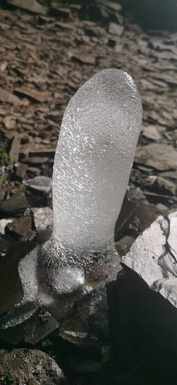 Ledový sloup ve starém lomu.