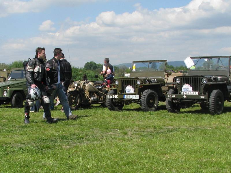 Desítky historických vozidel a stovky jejich obdivovatelů zaplnily drahotušské letiště. Uskutečnil se zde pátý ročník mezinárodního setkání Air–Auto–Moto Veterán Festu.