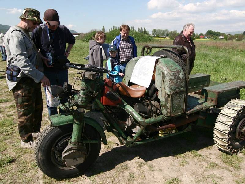 Desítky historických vozidel a stovky jejich obdivovatelů zaplnily drahotušské letiště. Uskutečnil se zde pátý ročník mezinárodního setkání Air–Auto–Moto Veterán Festu.