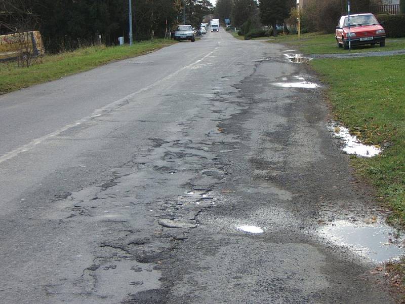 Žulové kostky a díry v ulicích Lipnická a Hranická v Drahotuších