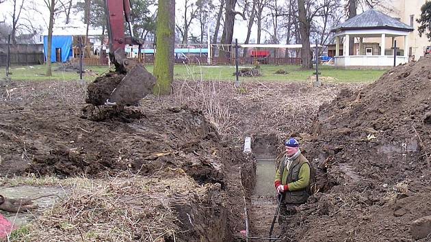 Obnova zámecké aleje je rozložena do čtyř etap a skončit by tak měla v roce 2011.