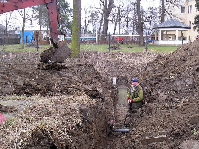 Obnova zámecké aleje je rozložena do čtyř etap a skončit by tak měla v roce 2011.