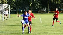 Fotbalisté Všechovic (v modrém) proti Brumovu (3:1).