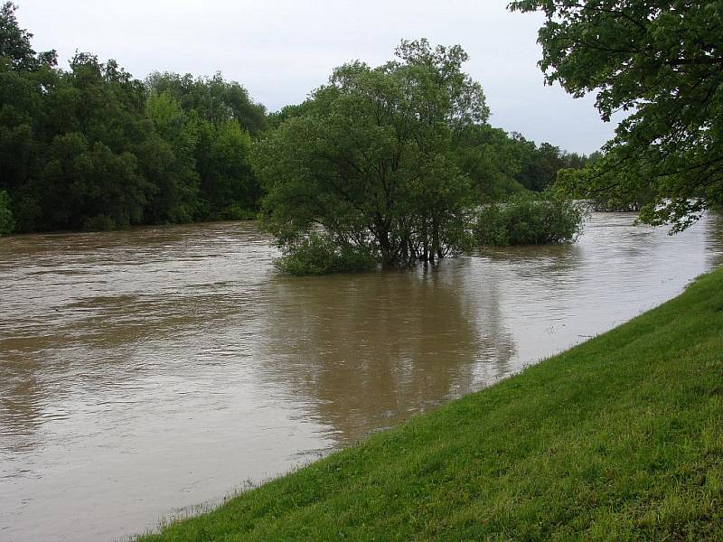 Bečva hrozí, některá místa jsou zaplavena