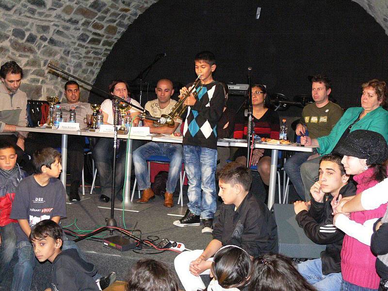 Taneční a hudební soutěž romských souborů v Zámeckém klubu