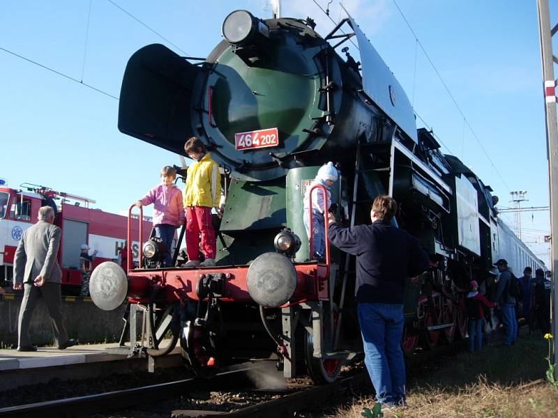 Historický parní vlak projel i Hranicemi.