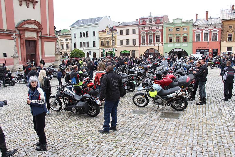 Motorkáři se v Hranicích pomodlili za mrtvé kamarády a zahájili letošní sezonu.