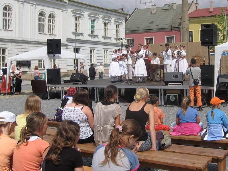 Náměstí v Lipníku nad Bečvou patřilo o víkendu Záhorským slavnostem.