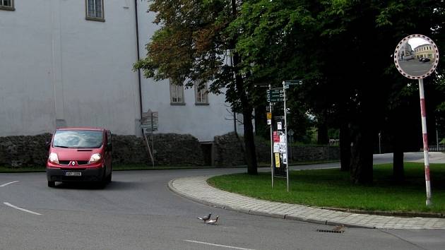 Nepřehlednou křižovatku v centru Hustopečí už dnes alespoň doplňuje bezpečnostní zrcadlo a bílé pruhy na silnici.