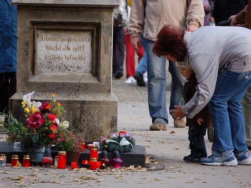 Záplava květin a věnců, hořící svíce u vsypové loučky, tak to vypadá v těchto dnech na přerovském hřbitově.