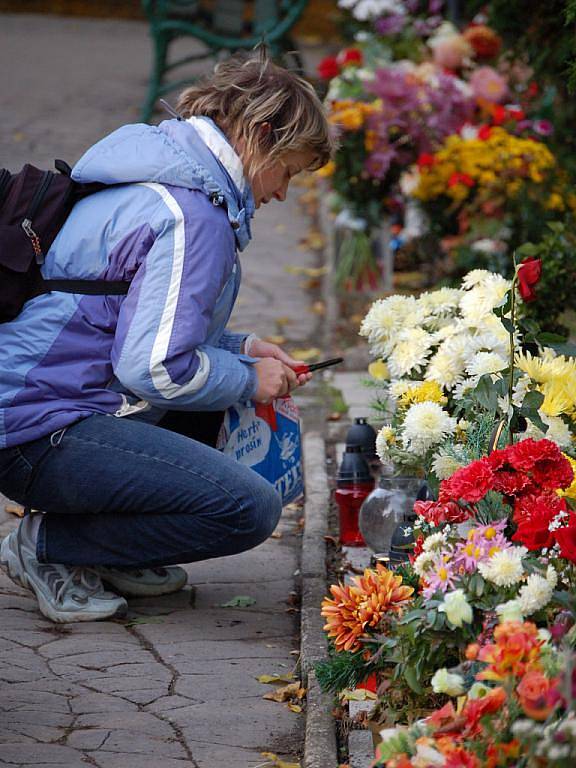 Záplava květin a věnců, hořící svíce u vsypové loučky, tak to vypadá v těchto dnech na přerovském hřbitově.