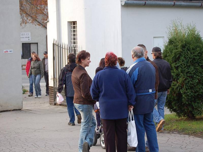 Záplava květin a věnců, hořící svíce u vsypové loučky, tak to vypadá v těchto dnech na přerovském hřbitově.