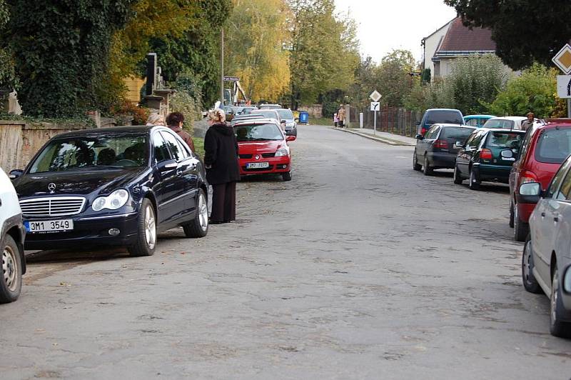 Záplava květin a věnců, hořící svíce u vsypové loučky, tak to vypadá v těchto dnech na přerovském hřbitově.