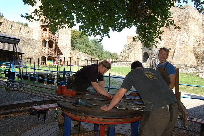 Poslední úpravy a téměř čtyři metry vysoká kovová plastika o váze 150 kilogramů se v plné kráse ukázala návštěvníkům Kovářského fóra na hradě Helfštýně. Na jejím vzniku pracovali tři umělečtí kováři z Olomoucka celý týden.