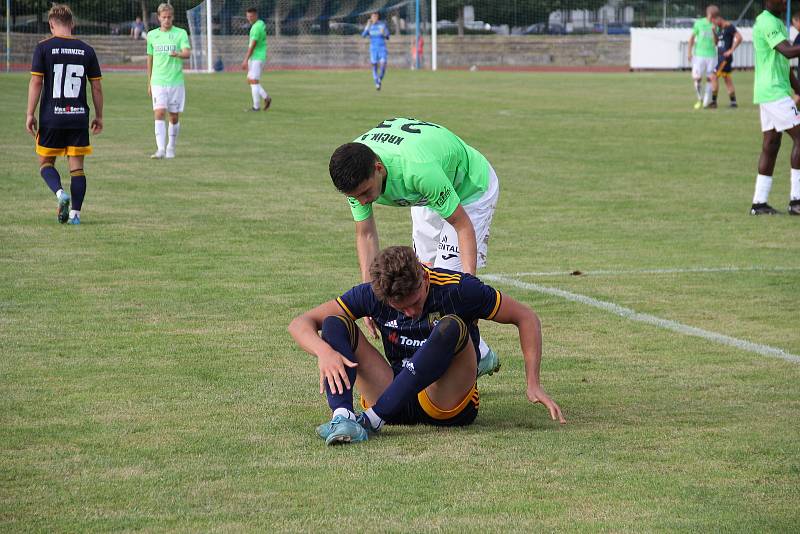 Utkání 1. kola MOL Cupu mezi SK Hranice (v modrém) a MFK Karviná rozhodovaly po remíze 2:2 až penalty.