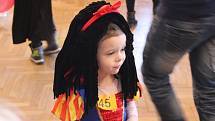 Přes padesátku masek a ještě více dětí přilákal v sobotu do zámku v Potštátu tradiční maškarní karneval.