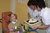 Ke svým stým narozeninám dostala paní Anna Hořínová z Hranic dort ve tvaru srdce a spoustu květin.