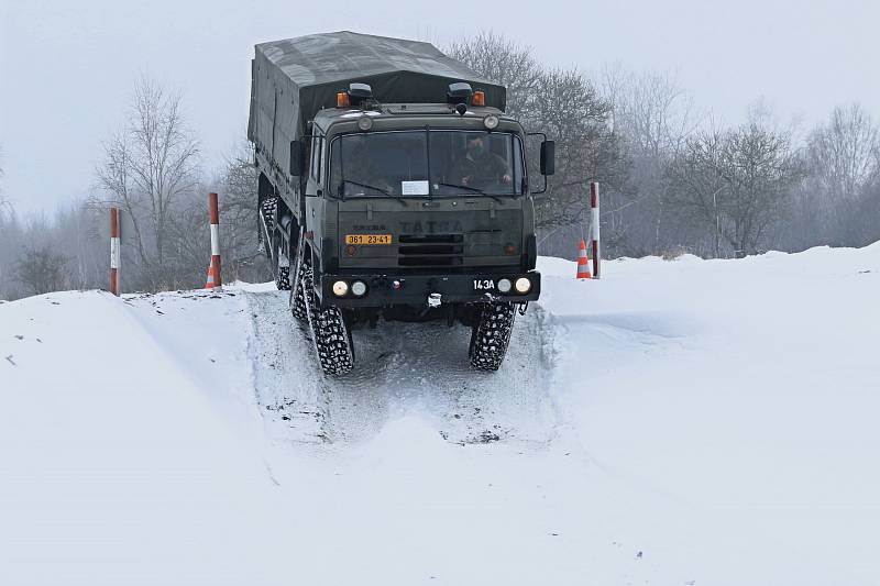 Vojáci z 143. zásobovacího praporu Lipník nad Bečvou se za volantem TATRY T-815 a Landroveru 110 připravovalo na krizové situace v náročném terénu a za ztížených klimatických podmínek.