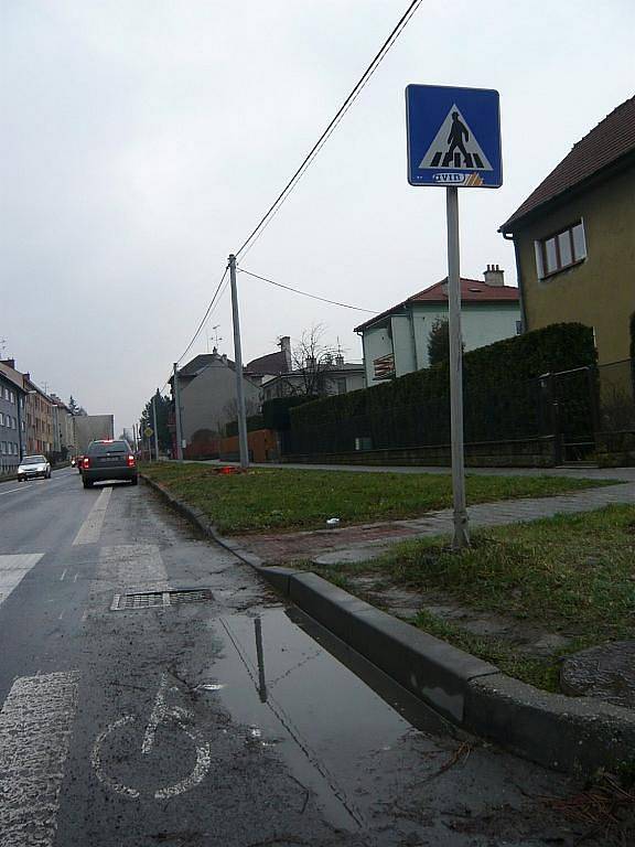 Cyklisté musí při cestě z nádraží do města ignorovat zákaz vjezdu a překonat řadu nástrah. 