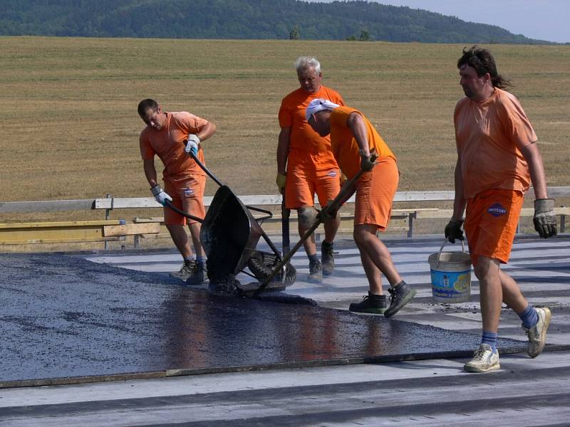 Na stavbě dálnice D47 v úseku Lipník nad Bečvou - Bělotín probíhají dokončovací práce. Dálnice bude otevřena v listopadu letošního roku.