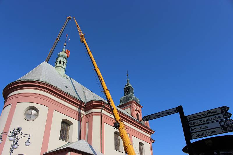 Sundávání poškozené věžičky kostela Stětí svatého Jana Křtitele na Masarykově náměstí v Hranicích v úterý 16. dubna krátce po desáté hodině dopoledne.