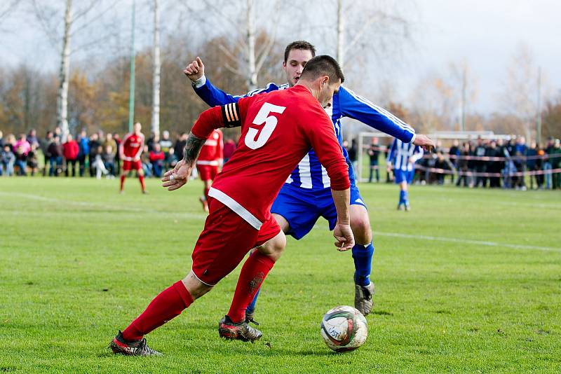 Fotbalisté Ústí (v červeném) v derby proti SK Hranice (2:0)