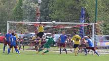 Strhující derby olomouckého krajského přeboru mezi fotbalisty Ústí (ve žlutém) a FC Želatovice. Rozhodující branka v nastavení