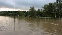 Bečva je v Hranicích na druhém povodňovém stupni. V Ústí zalila fotbalové hřiště.
