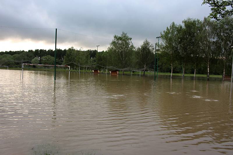 Bečva je v Hranicích na druhém povodňovém stupni. V Ústí zalila fotbalové hřiště.