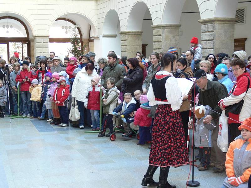 ŽIvý betlém přilákal do dvorany hranického zámku stovky lidí.