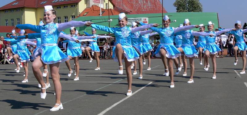 Necelých osm set mažoretek se sjelo do Bělotína. Konala se zde jedna z částí mistroství České republiky v mažoretkovém sportu 2009.