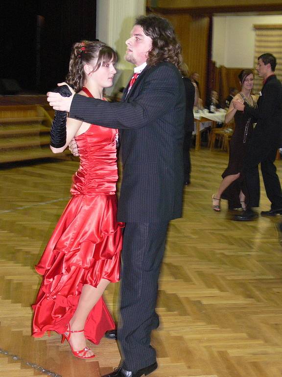 Hned dvě závěrečné kolony tanečních kurzů proběhly o víkendu v hranické Sokolovně.
